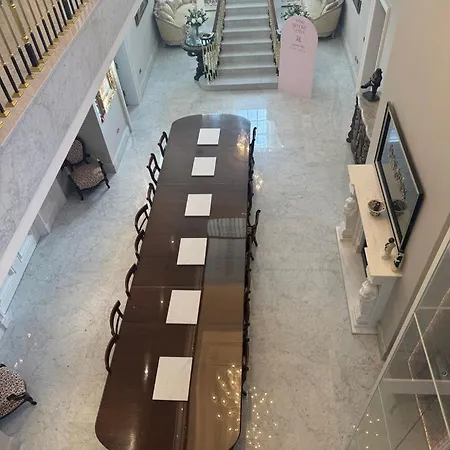 בית נופש Mountrush House Exclusive 13 Bed Ensuite Luxury Manor Near Dublin *